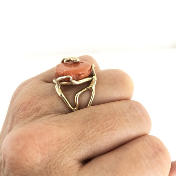 Anello con corallo