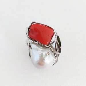 Anello con corallo e perle