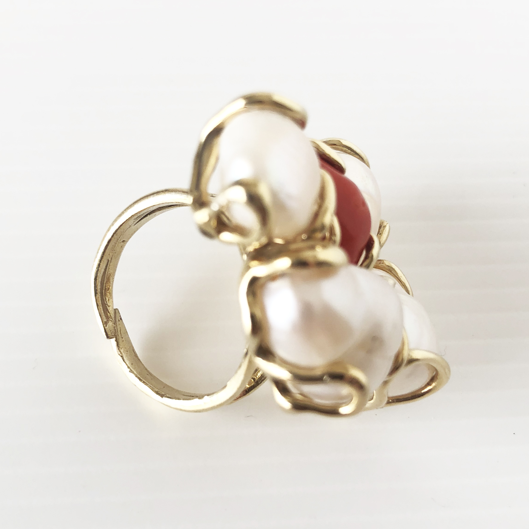 Anello con perle e corallo
