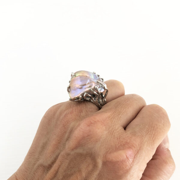 Anello con perlone grigio-viola