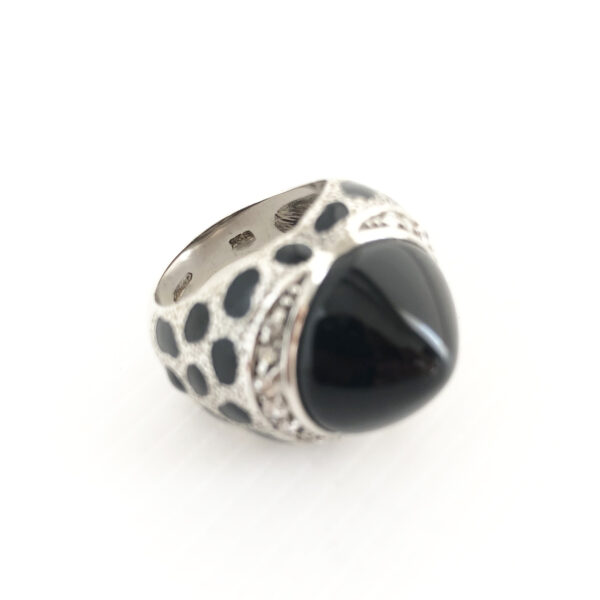 Anello con pietra nera