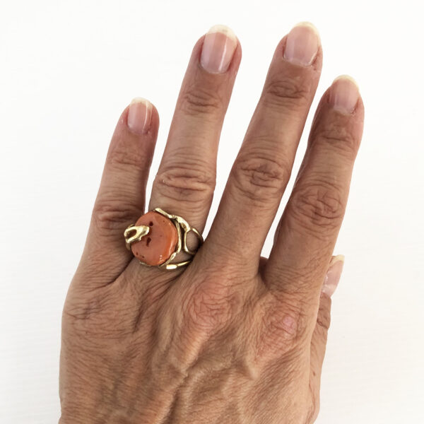 Anello in argento dorato con corallo