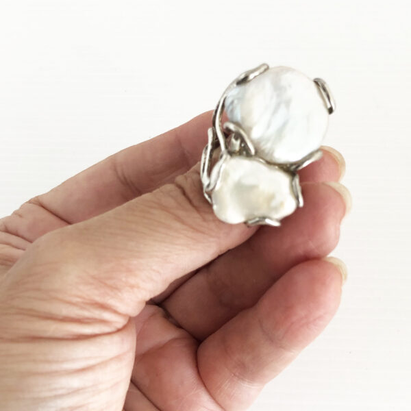 Anello in argento con due perle barocche