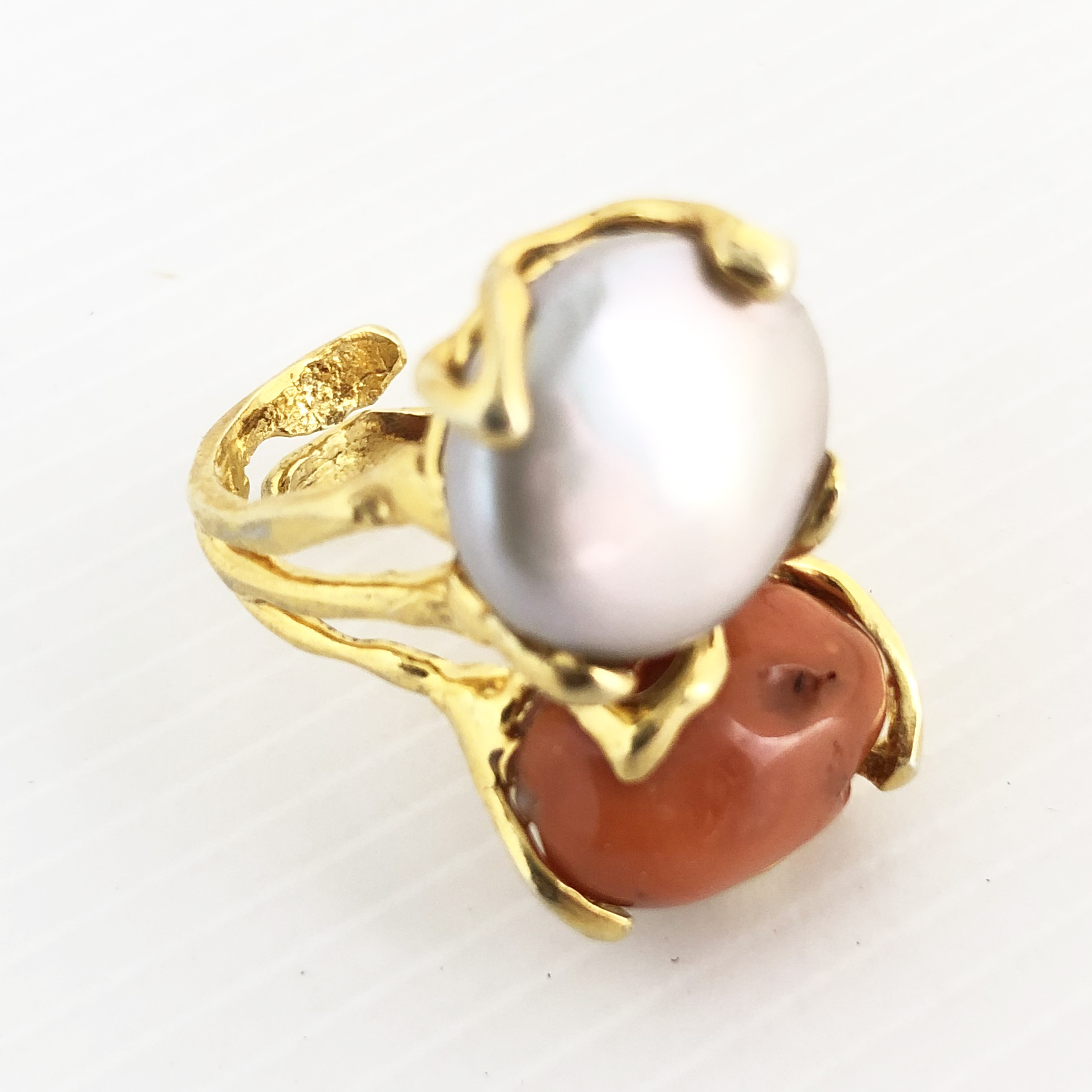 Anello in argento con perla e corallo
