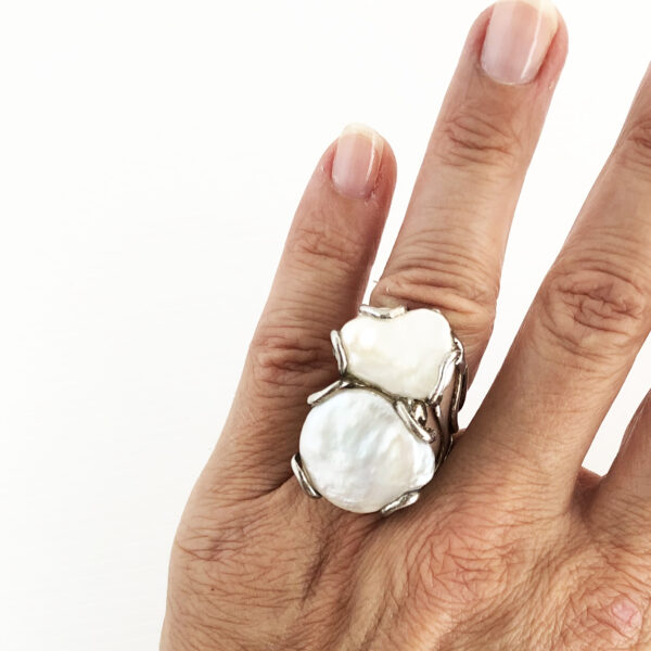 Anello in argento con perle barocche bianche