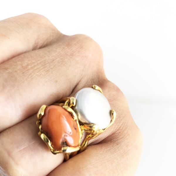 Anello in argento dorato con corallo e perla