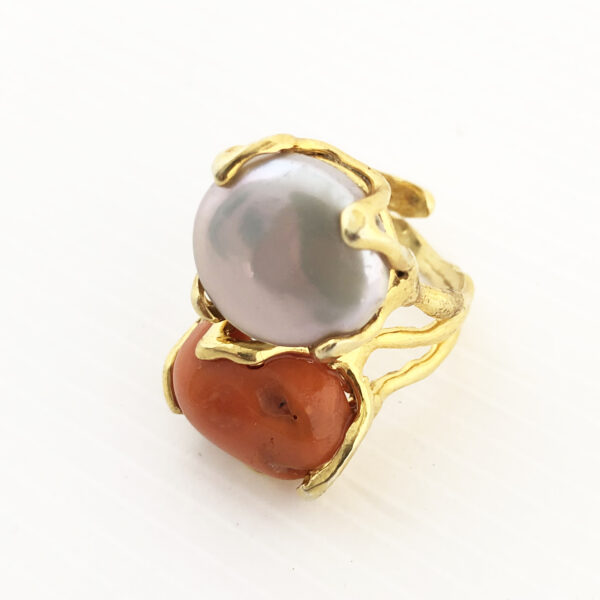 Anello in argento dorato con perla e corallo