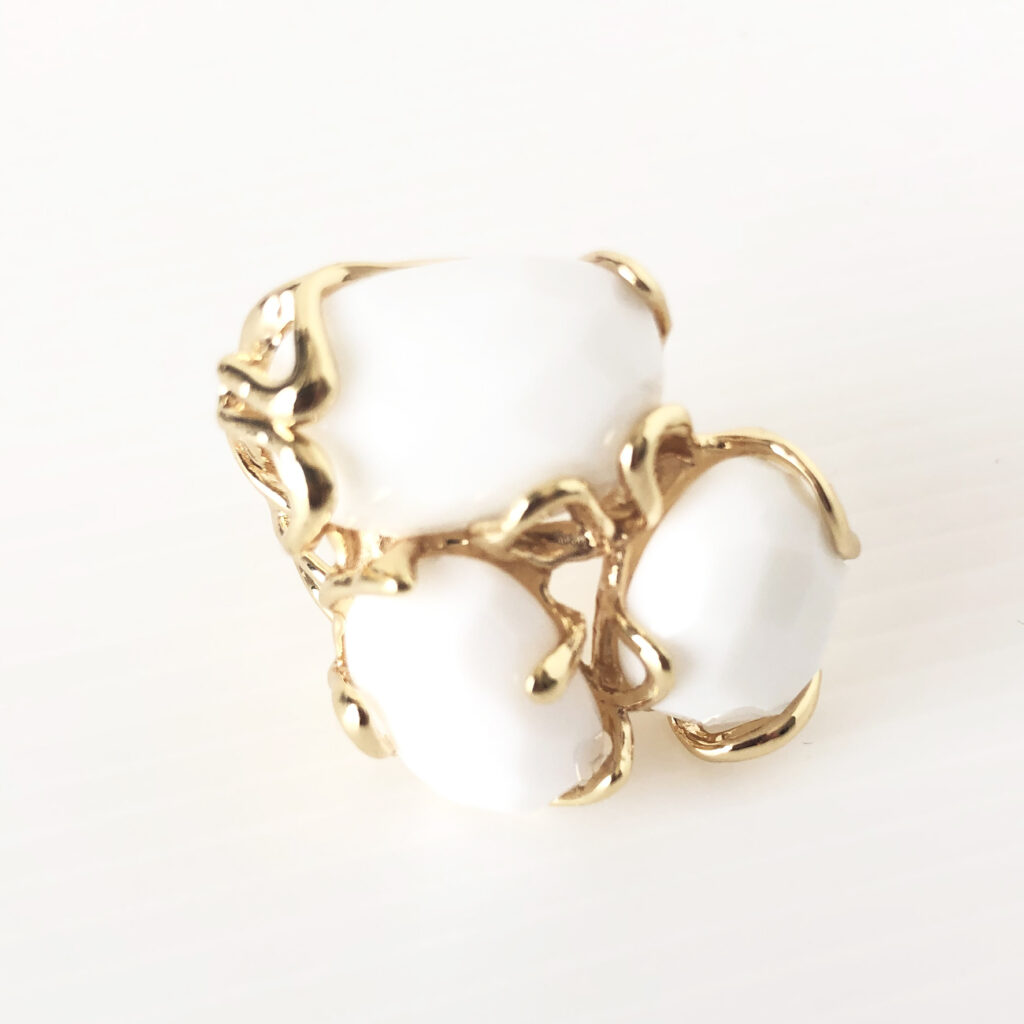 Anello in bronzo con agata bianca