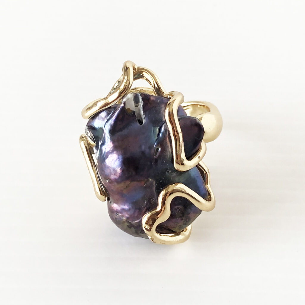 Anello in bronzo con perla barocca