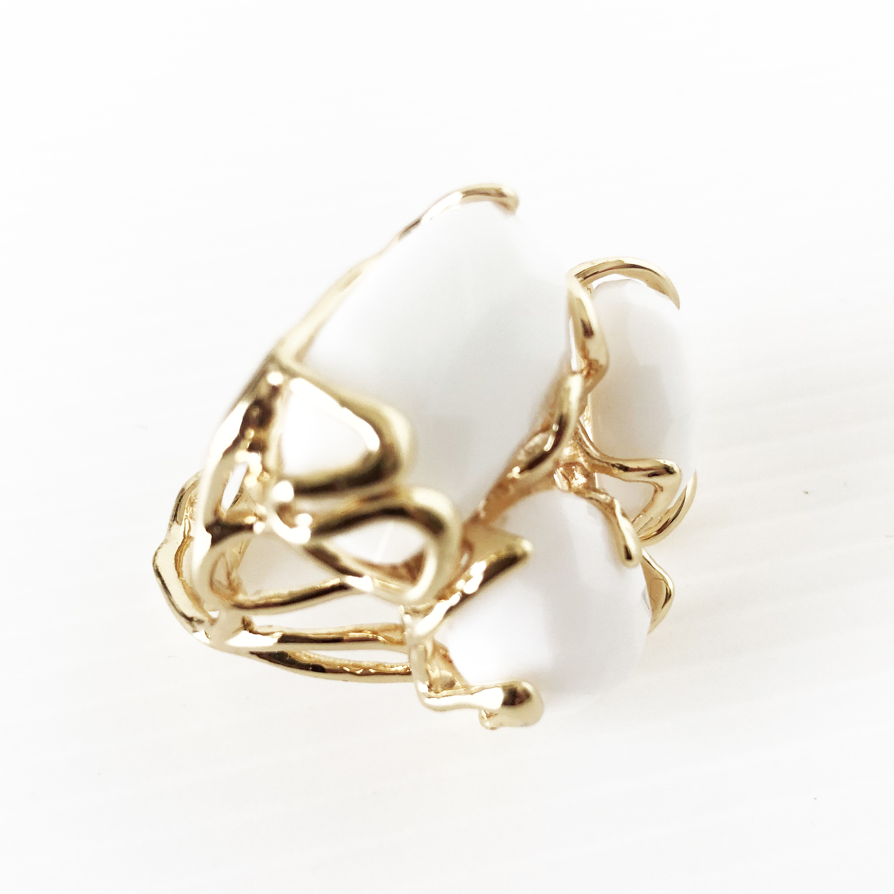 Anello in bronzo con tre agate bianche