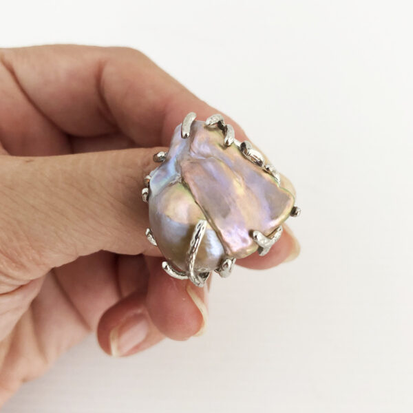Anello in metallo con perla barocca