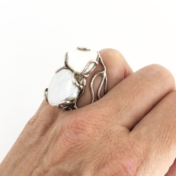 Anello regolabile con perle barocche