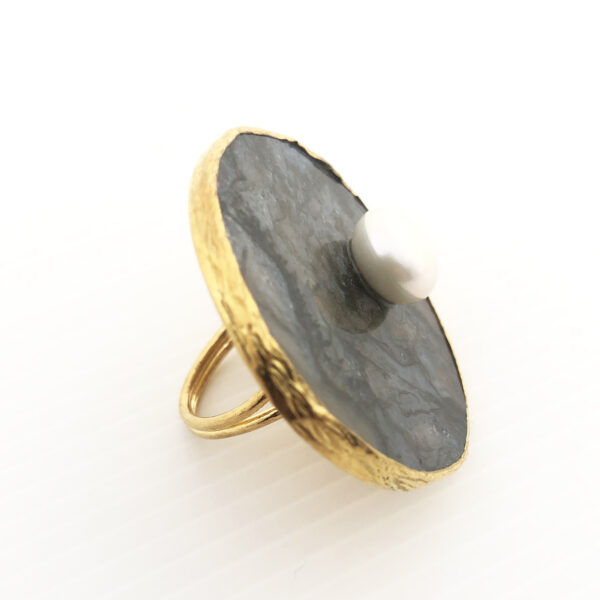 Anello tondo con agata e perla