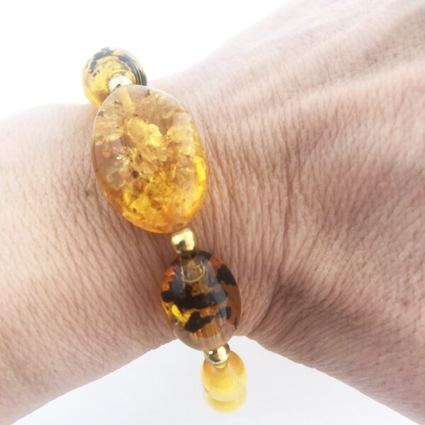 Bracciale con centrale di pasta di ambra con perle di resina