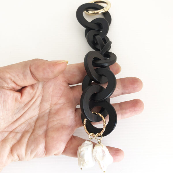 Bracciale con cerchi di ebano e perle