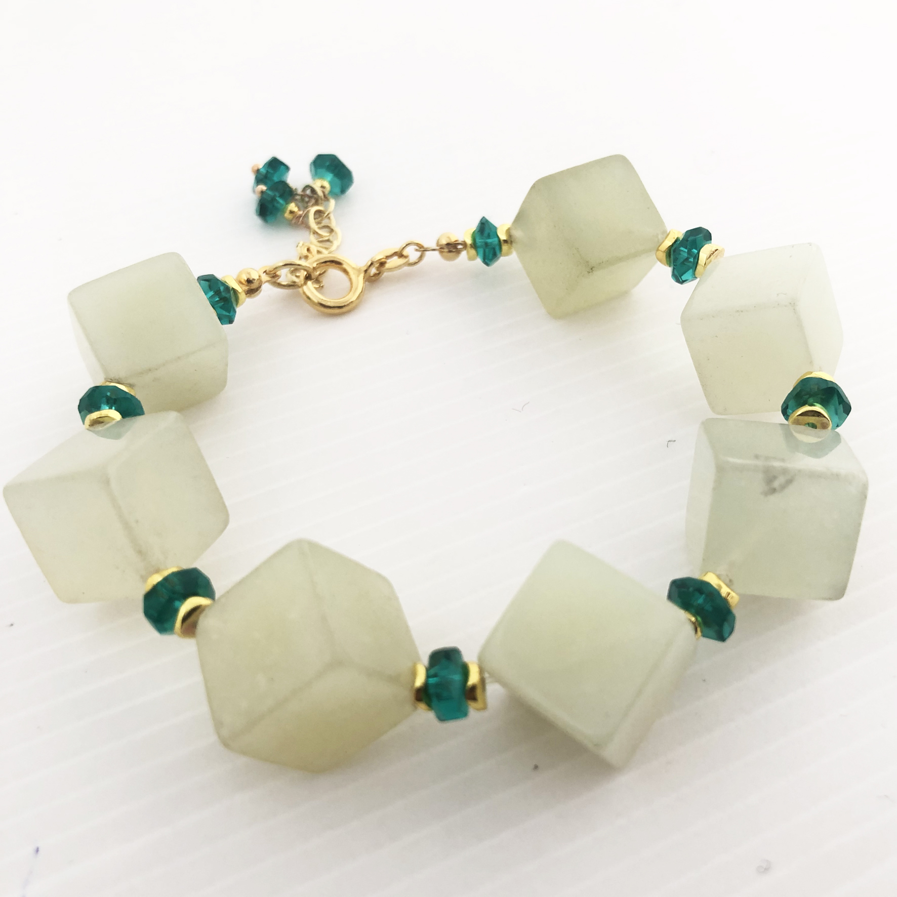 Bracciale con cubotti di giada