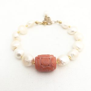 Bracciale con perle barocche e corallo