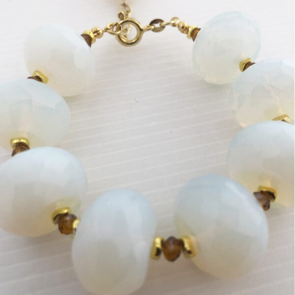 Bracciale con pietre di luna e quarzi