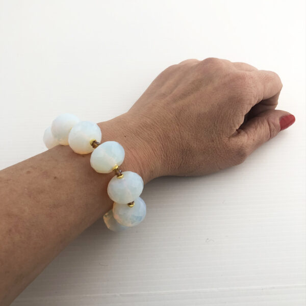 Bracciale con pietre di luna sfaccettate