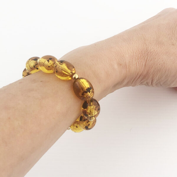 Bracciale con sfere di pasta di ambra
