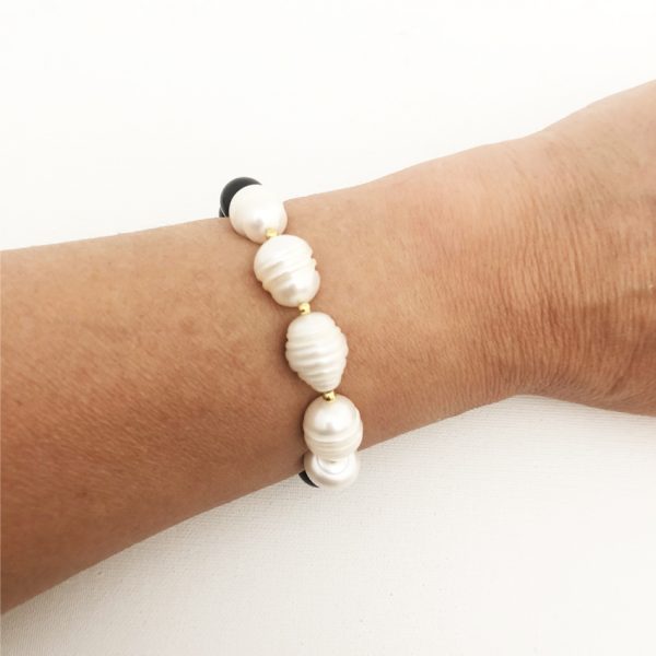 Bracciale di onice con centrale in perle