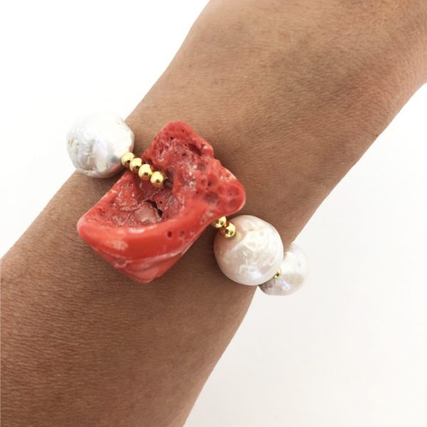 Bracciale di perle baroccate con corallo