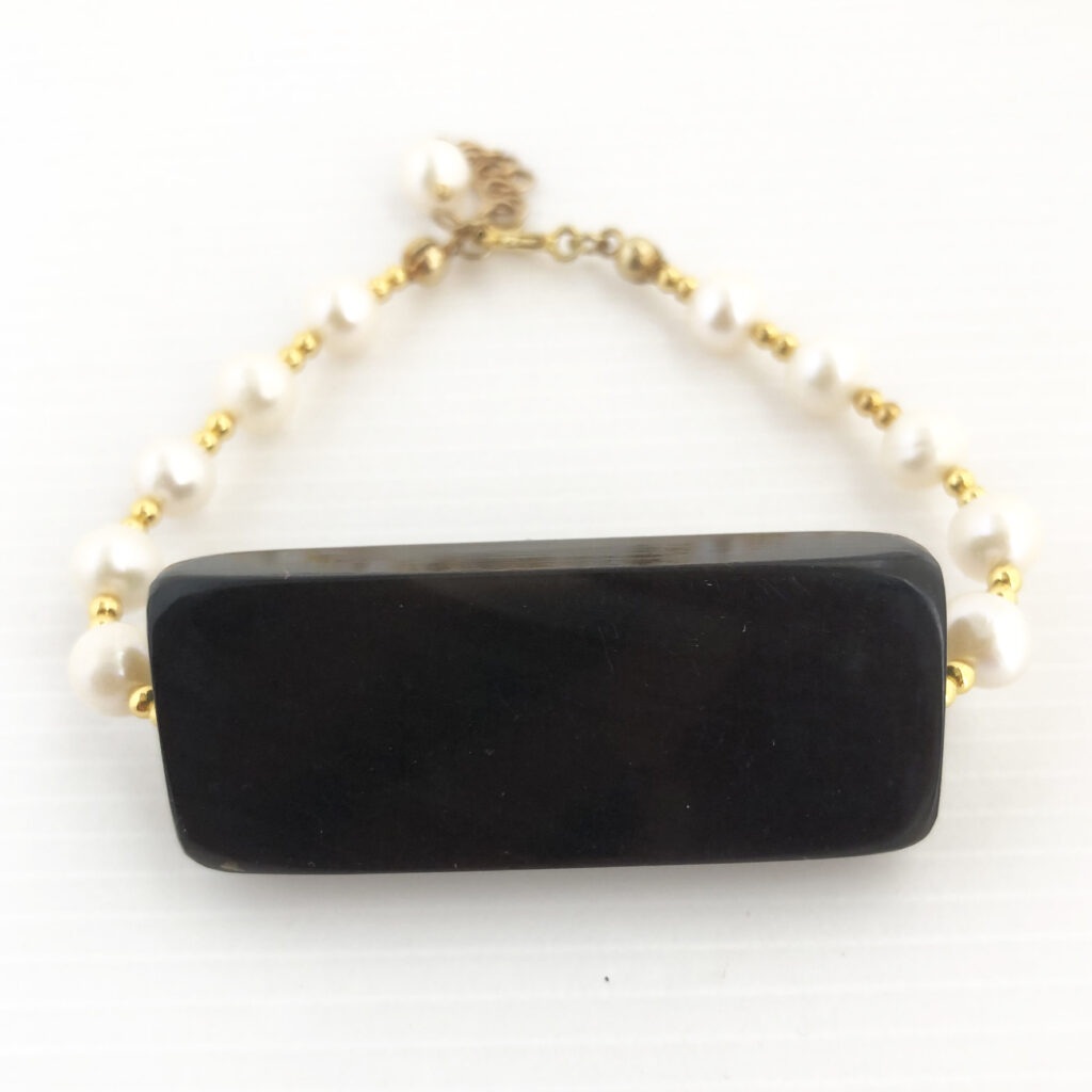 Bracciale di perle con centrale in corno