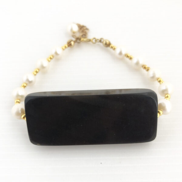 Bracciale di perle con centrale in corno