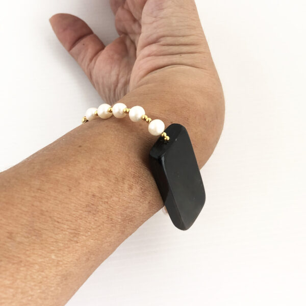 Bracciale di perle con targa