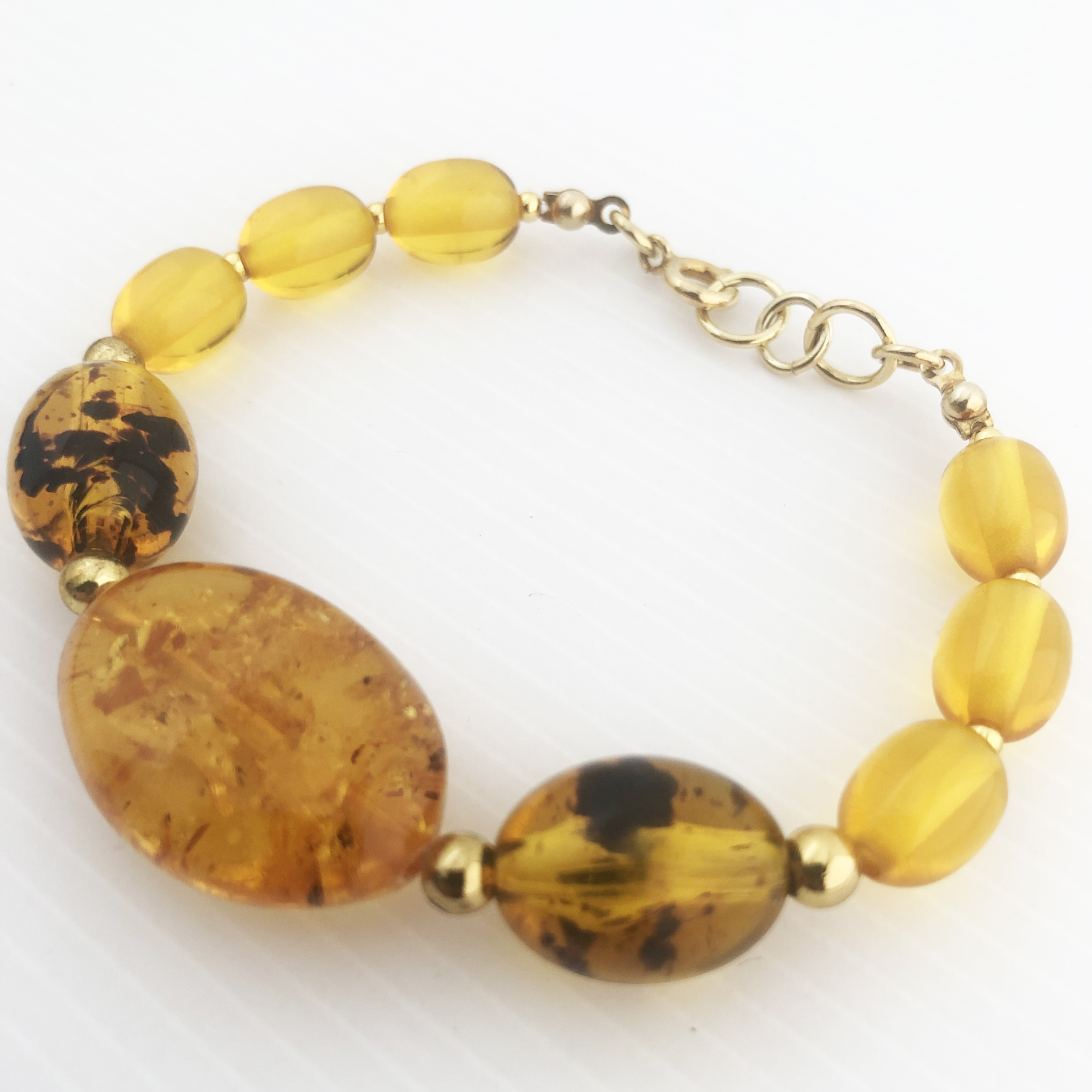 Bracciale in acrilico e pasta di ambra