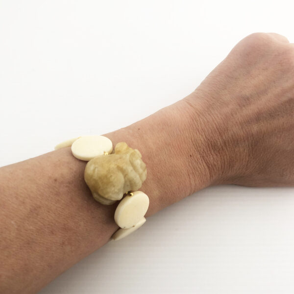 Bracciale in avorio con giada centrale