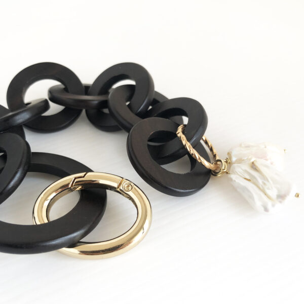 Bracciale in ebano con ciondoli di perle