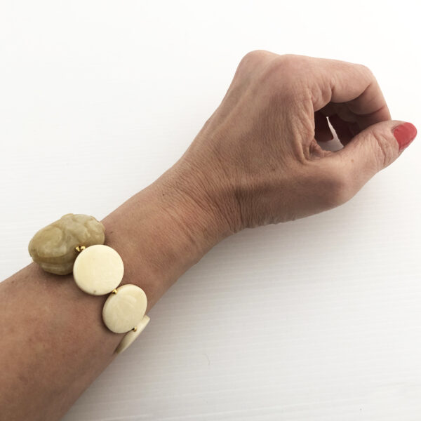 Bracciale in pasta d'avorio con giada centrale