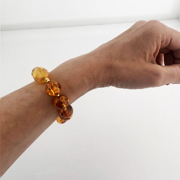 Bracciale in pasta di ambra con centrale ovale