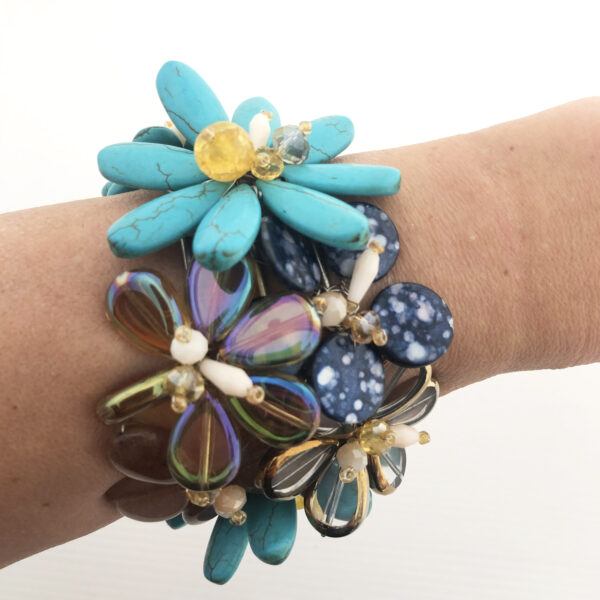 Bracciale rigido con pietre dure a fiore