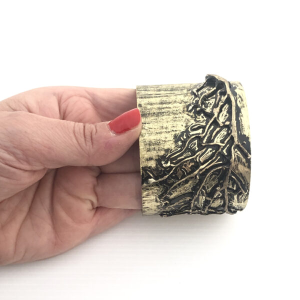 Bracciale rigido con scultura