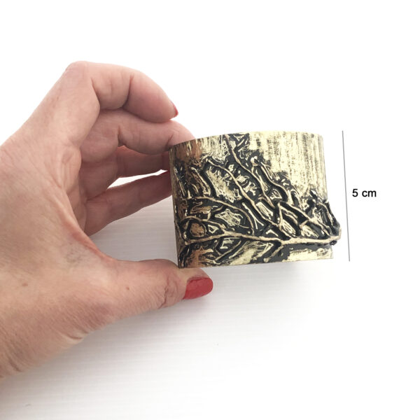 Bracciale rigido con scultura albero