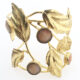 Bracciale rigido dorato con foglie