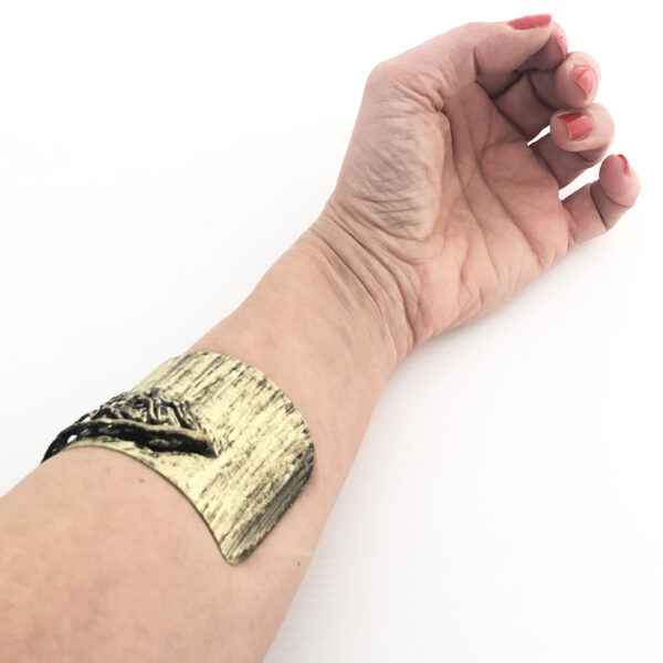 Bracciale rigido in bronzo con scultura albero