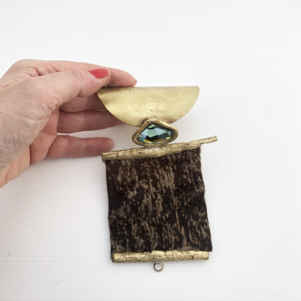 Bracciale semirigido in bronzo con cavallino e pietre dure