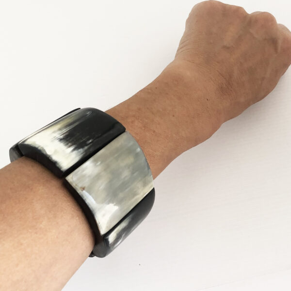 Bracciale semi rigido in corno e legno