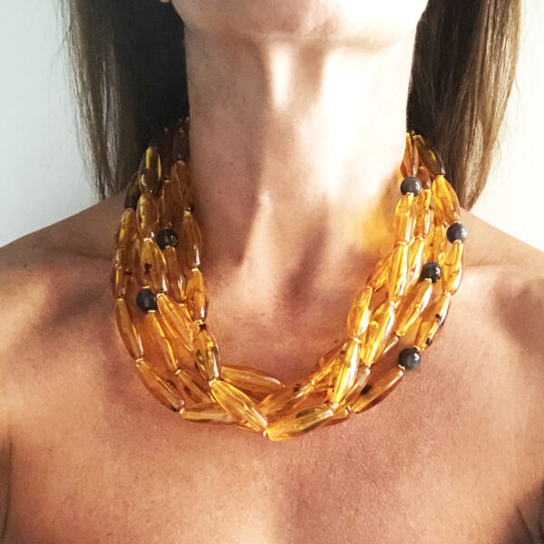 Collana con ambra ovale cinque fili