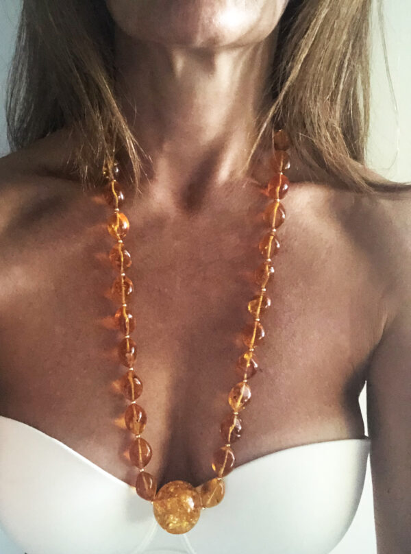 Collana con ambra ovale e centrale sfera