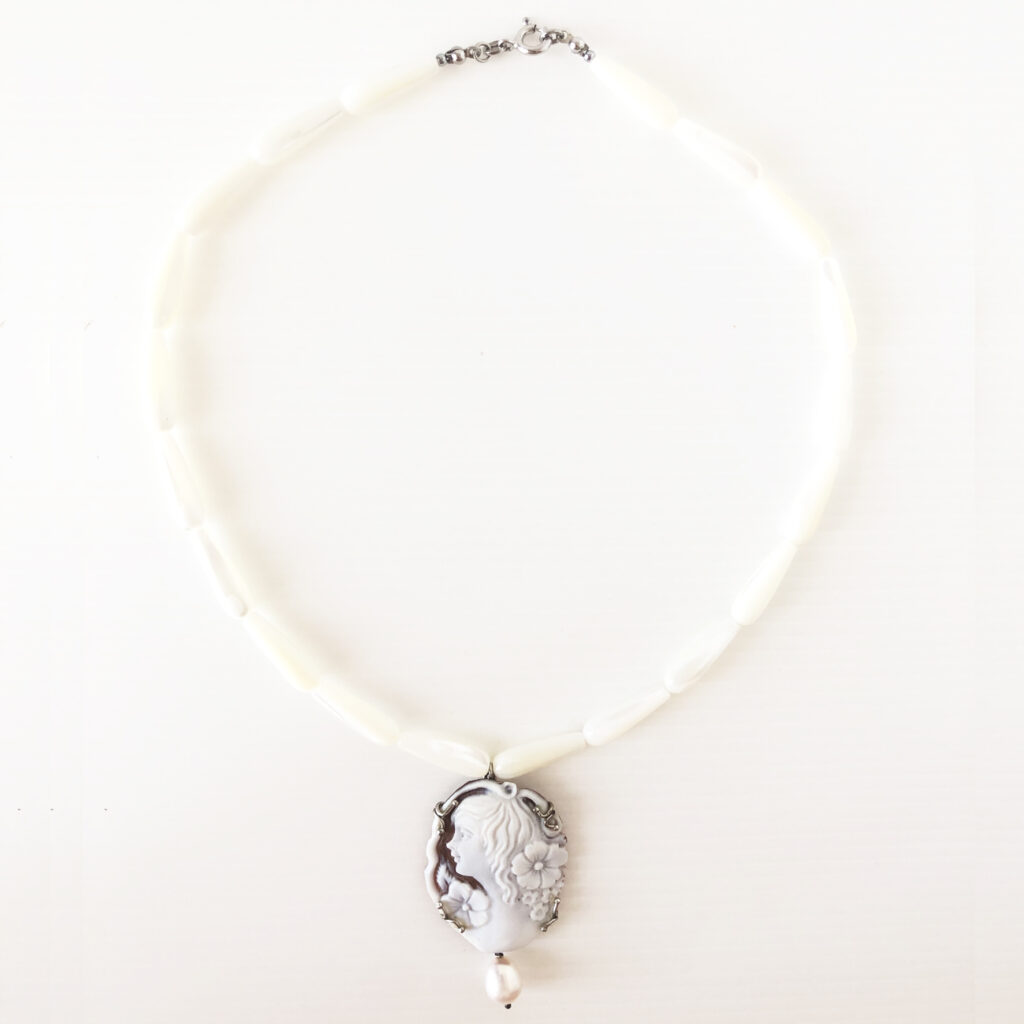 Collana con bussolotti in madreperla