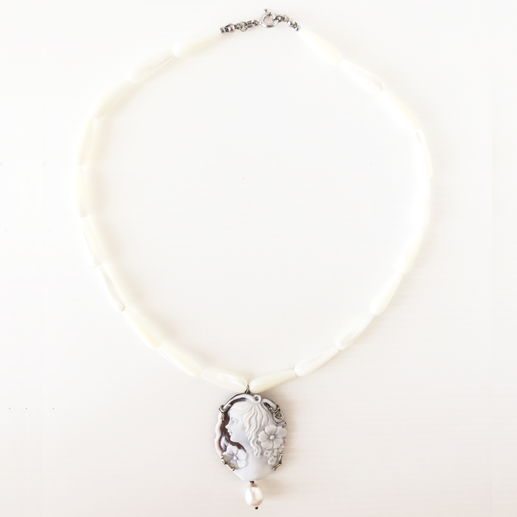 Collana con bussolotti in madreperla
