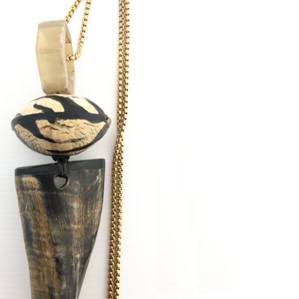 Collana con ciondolo in corno