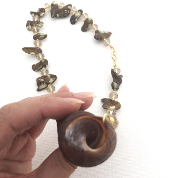 Collana con conchiglie fossili naturali