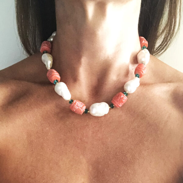 Collana con corallo bambù lavorato e perle barocche