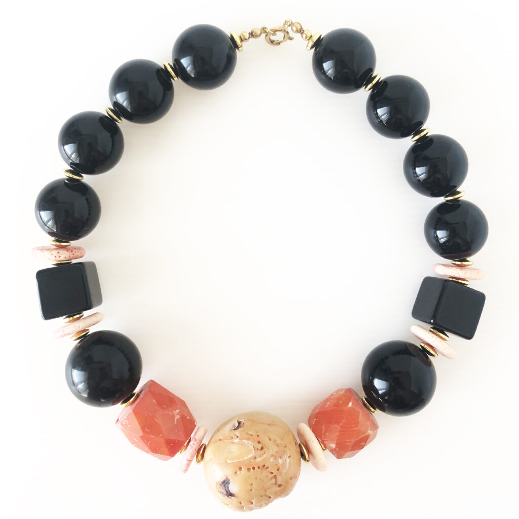 Collana con corallo e sfere nere