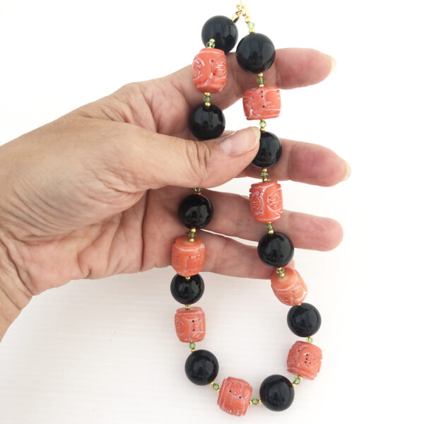 Collana con corallo lavorato e onice